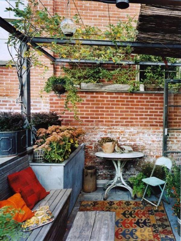 terrassenüberdachung-aus-holz-schöne-dekorative-pflanzen
