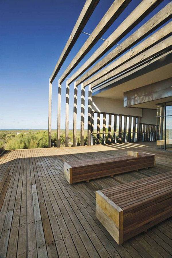 terrassenüberdachung-aus-holz-super-schönes-modell-mit-bänken