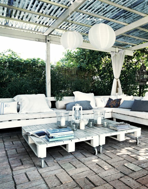 terrassenüberdachung-aus-holz-weiße-gestaltung-coole-möbel