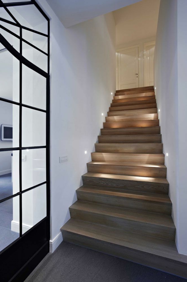 treppen-beleuchtung-interessante-moderne-gestaltung -weißer wände