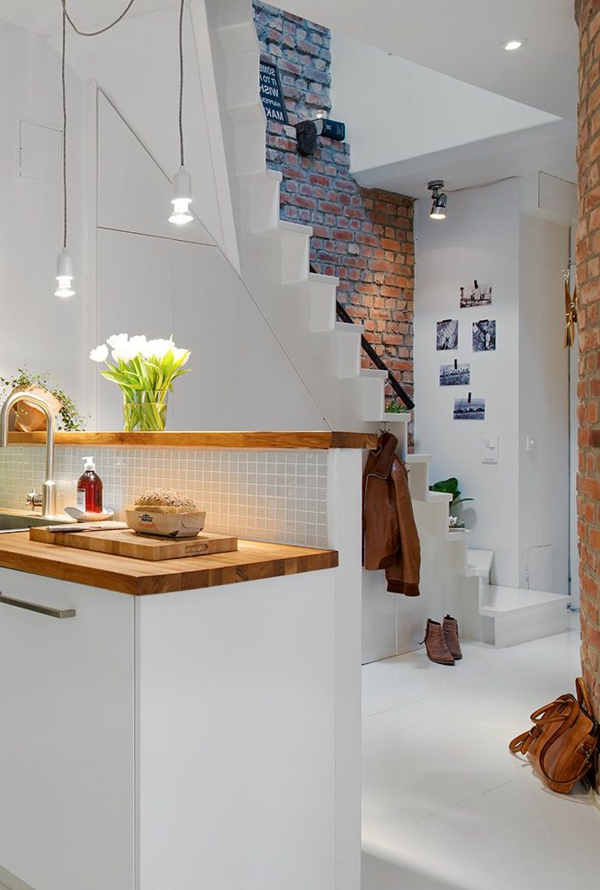 treppen-beleuchtung-moderne-und-frisch-aussehende-küche-in-weißer-farbe