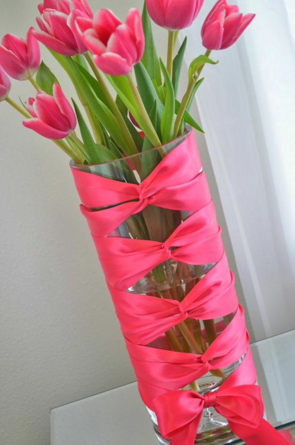 vasen-dekorieren-tulpen-und-zyklamenfarbe