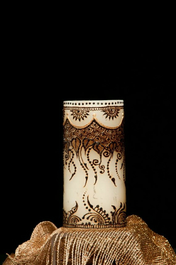 weiße-Kerze-handgemalte-Henna-Dekoration-Golden