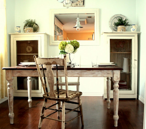 weiße-dekoration-für-landhaus-eleganter-tisch-mit-einem-stuhl