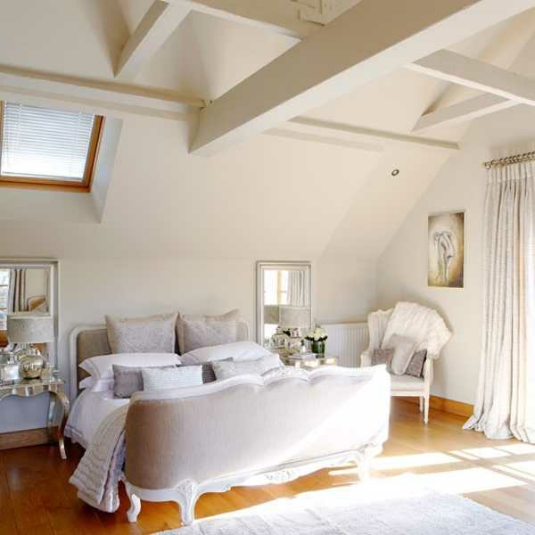 weiße-dekoration-für-landhaus-großes-bett-im-schlafzimmer