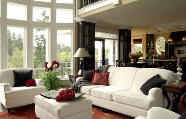 weiße-dekoration-für-landhaus-weißes-sofa-gemütliches-ambiente