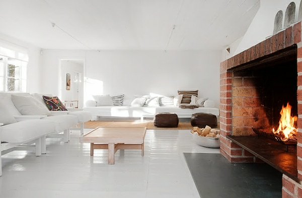 weiße-dekoration-für-landhaus-wunderschöner-kamin-weiße sofas
