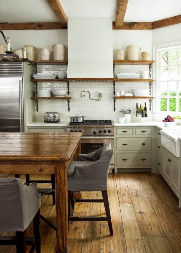 weiße-rustikale-Küche-Holz-Sessel-hölzerner-Esstisch-offene-Regale