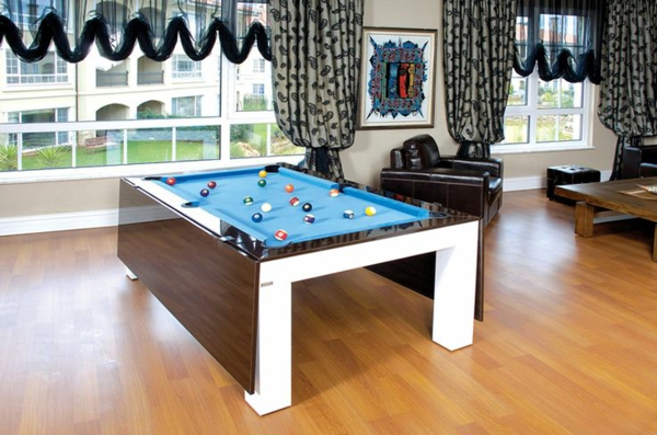 weißer-Billardtisch-Holz-blaue-Spielfläche-schwarzer-Sessel-Gardinen
