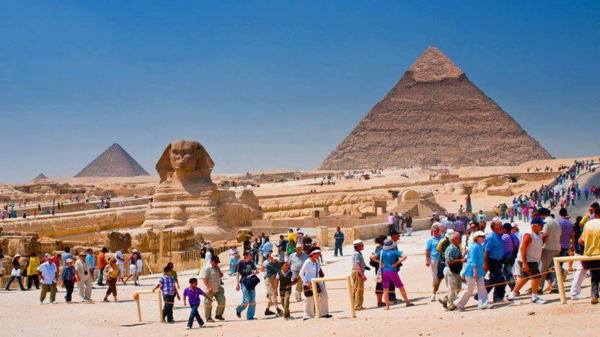 Ägypten-Reise-coole-pyramiden-und-viele-leute - blauer himmer