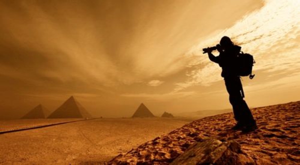 Ägypten-Reise-ein-inspirierendes-foto-von-einem-mann - orange farbschemen