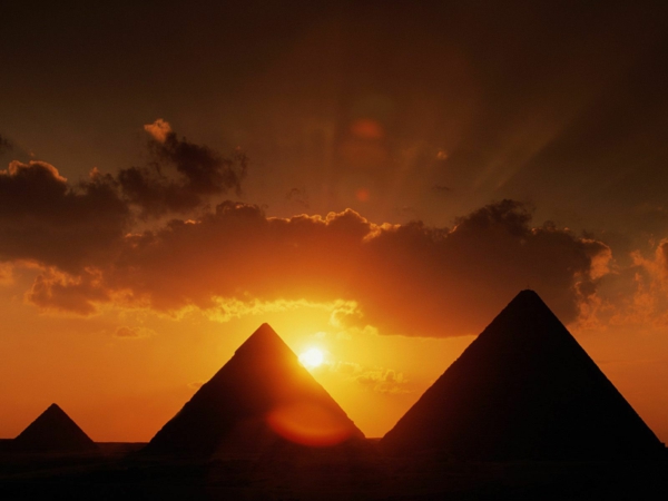 Ägypten-Reise-herrliche-pyramiden -beim sonnenuntergang