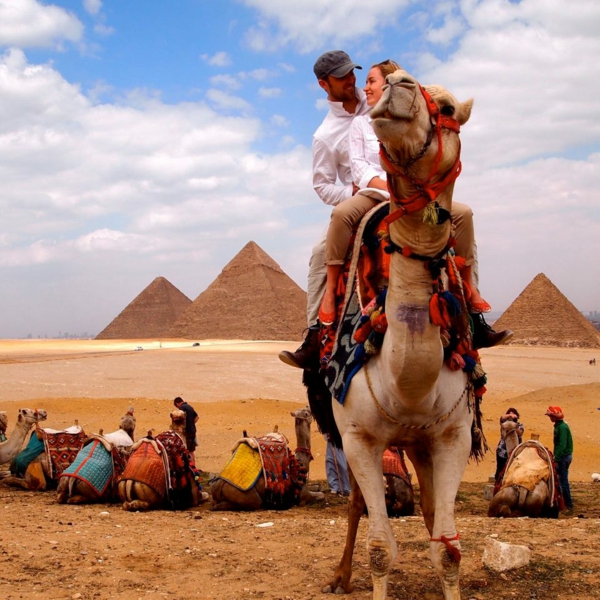 Ägypten-Reise-kamel-und-ein-mann-darauf
