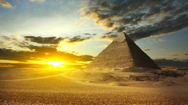 Ägypten-Reise-pyramide-und-wunderschöner-himmel - einmaliges foto