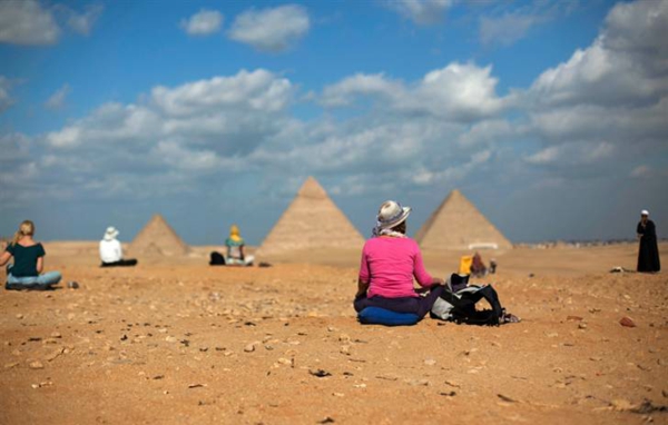 Ägypten-Reise-sand-und-leute-darauf - schöner blauer himmel