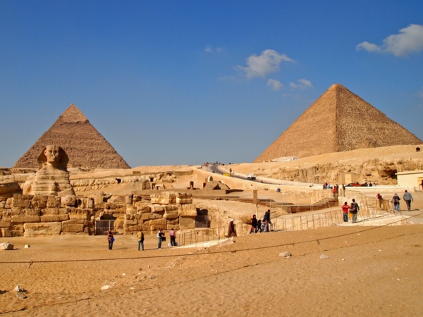 Ägypten-Reise-super-coole-pyramiden unter dem blauen himmel