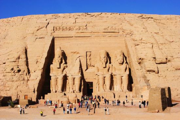 Ägypten-Reise-super-schöne-felsen - viele touristen