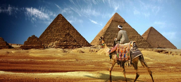 Ägypten-Reise-viele-pyramiden-und-ein-kamel - goldener sand