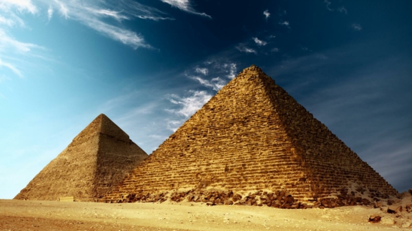 Ägypten-Reise-zwei-große-pyramiden - interessanter himmel