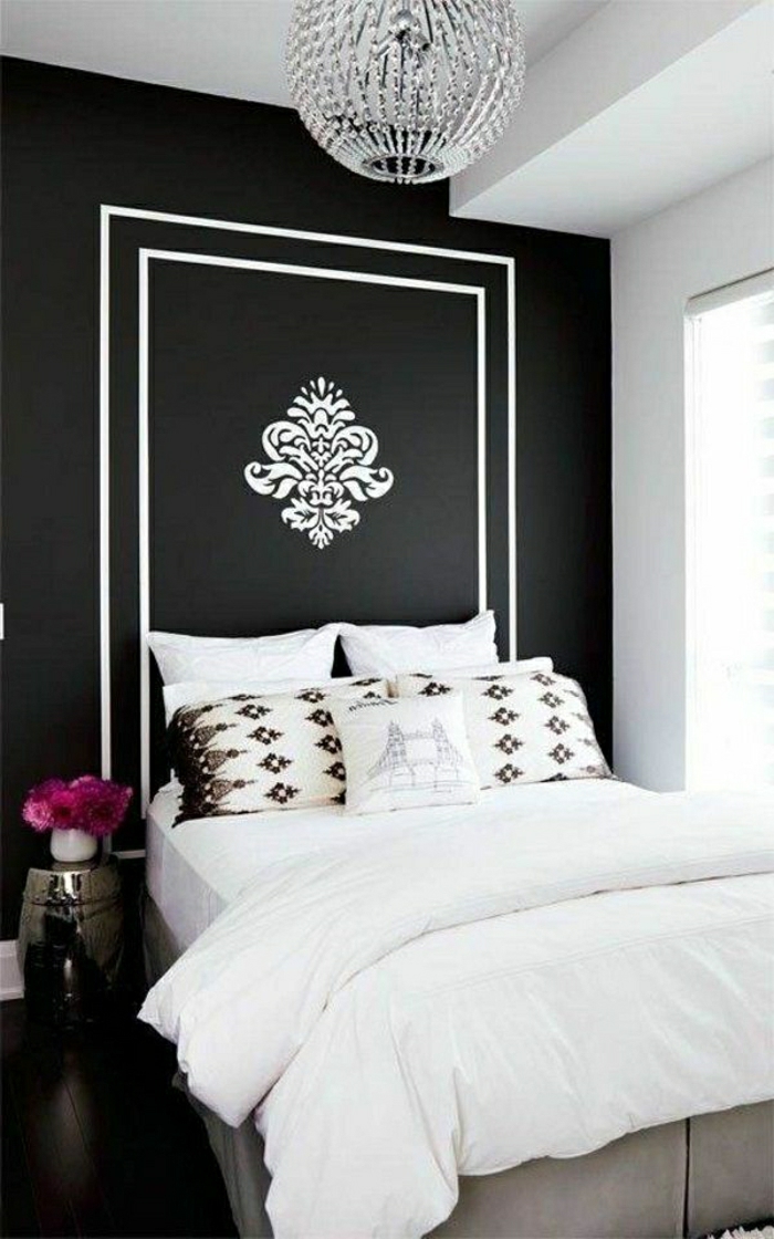 Barock-Schlafzimmer-schwarz-weiß-Tapete-Dekoration-Kristall-Kronleuchter