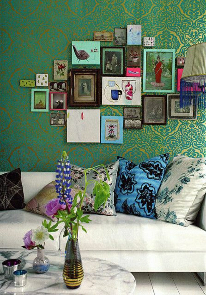 Barock-Stil-Tapete-grüner-Grundton-goldene-Ornamente-viele-Kissen-Bilder