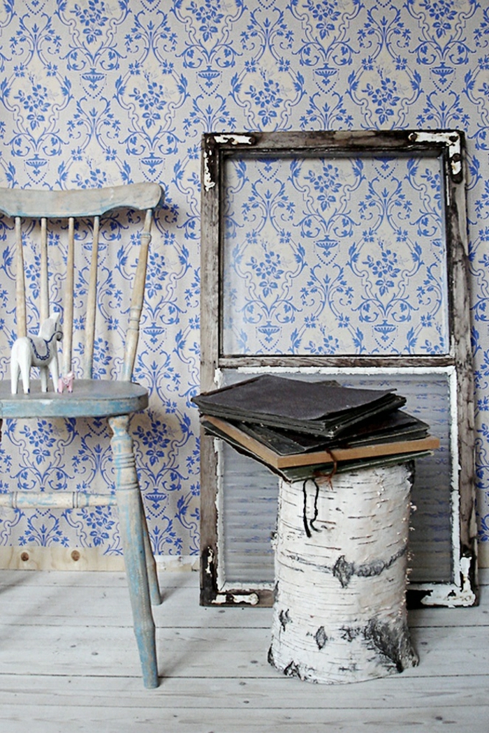 Barock-Tapete-weiß-blau-alte-Vintage-Möbel