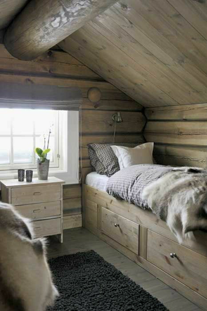 Berghütte-Holz-Dachschräge-Bett-Kissen-Pelz
