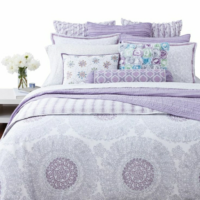 Bettwäsche-Lavendel-Farbe-weiß-Ornamente-süße-Kissen-Vase-weiße-Blumen