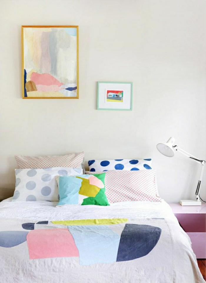 Bettwäsche-lustiges-Muster-bunt-extravagantes-Bild-rosiger-Nachttisch