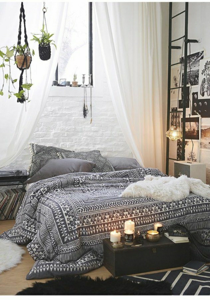Boho-Chic-Stil-Schlafzimmer-graphisches-Muster-Bettwäsche-hängende-Blumentöpfe-weiße-Gardinen-Ziegelwände-Leiter-Kerzen