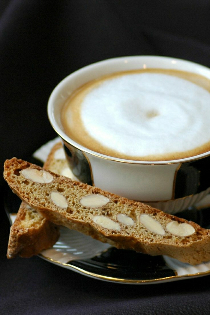 Cappuccino-Tasse-schwarz-weiß-goldene-Details-Biscotti