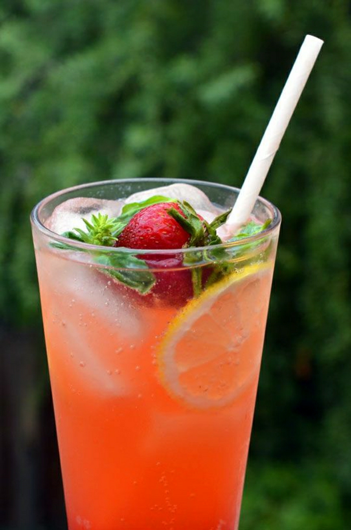Cocktail-ohne-Alkohol-Basilikum-Erdbeeren