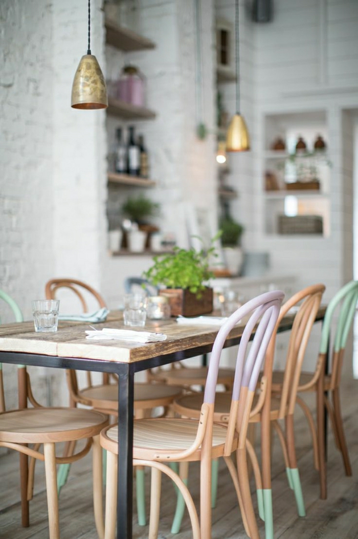 Esszimmer-Pastellfarben-skandinavisches-Design-zweifarbige-Stühle