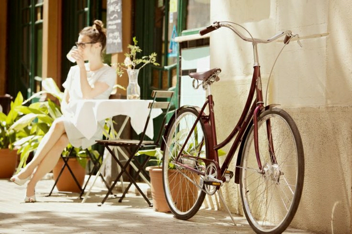 Fahrrad-einfaches-retro-Design-Frau-Cafe