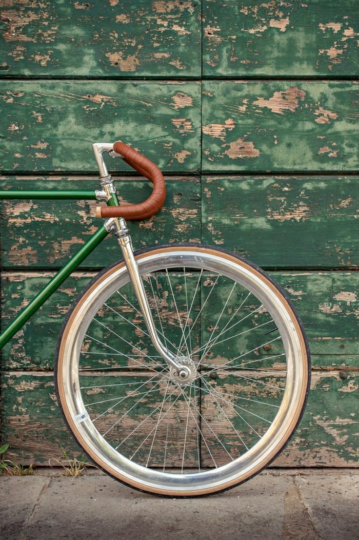 Fahrrad-retro-grüner-Fahrradrahmen-Holzgebäude