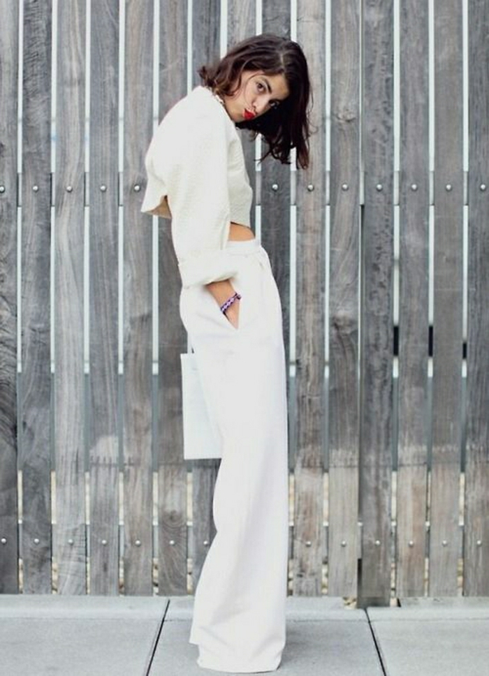 Foto-Modell-weiße-Sommerkleider-breite-Hosen-kurze-Jacke
