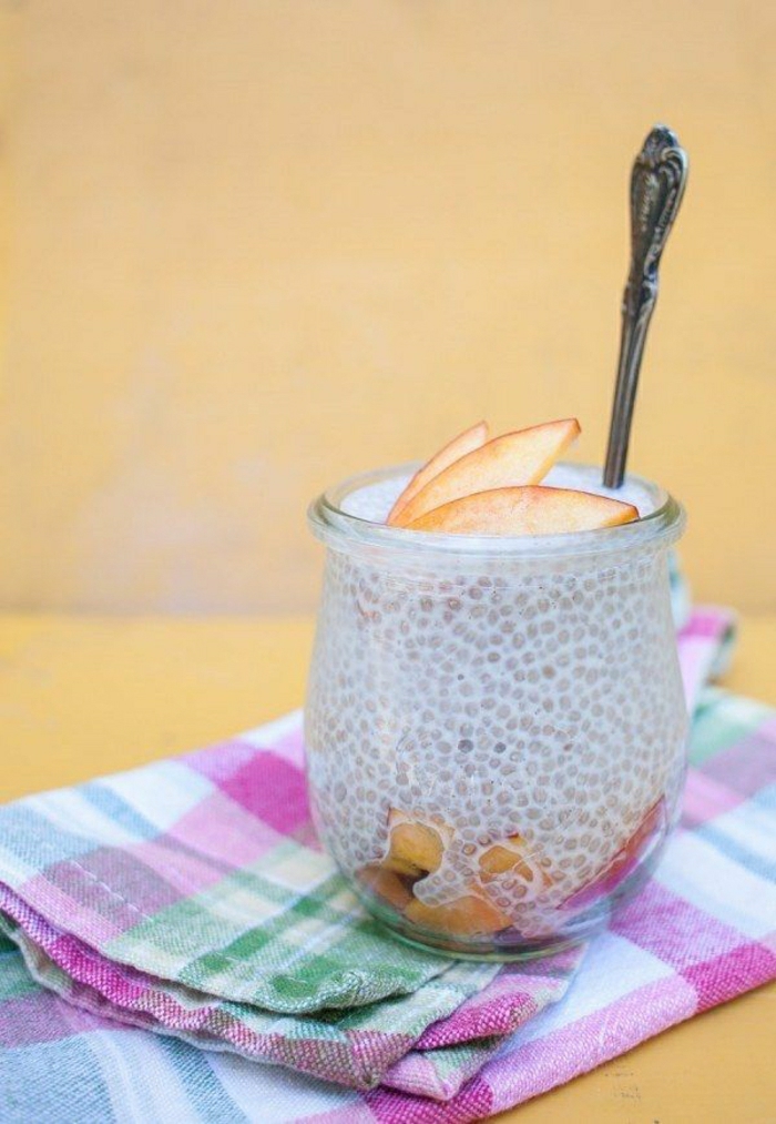 gesundes-Frühstück-Chia-Samen-Apfel-Pudding