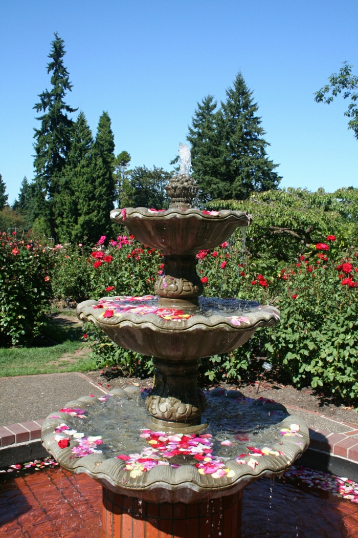 Garten-Wasserbrunnen-Rosenblätter-aristokratisch