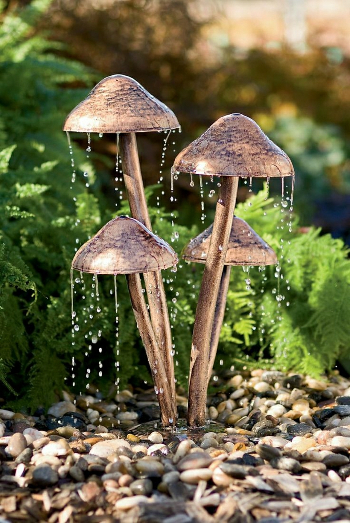 Gartenbrunnen-dekorative-Steine-Pflanzen-Pilze-Form