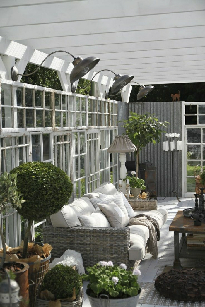 Garten-skandinavische-Gestaltung-Blumentöpfe-Grün-Kerzenhalter-Sofa-Kissen