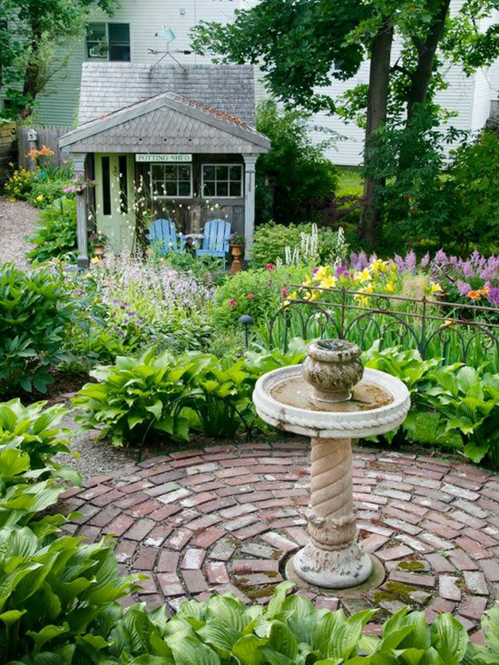 Geräteschuppen-Garten-Blumen-Wasserbrunnen