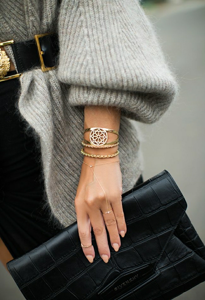 Givenchy-Clutch-schwarz-goldener-Schmuck-grauer-Pullover