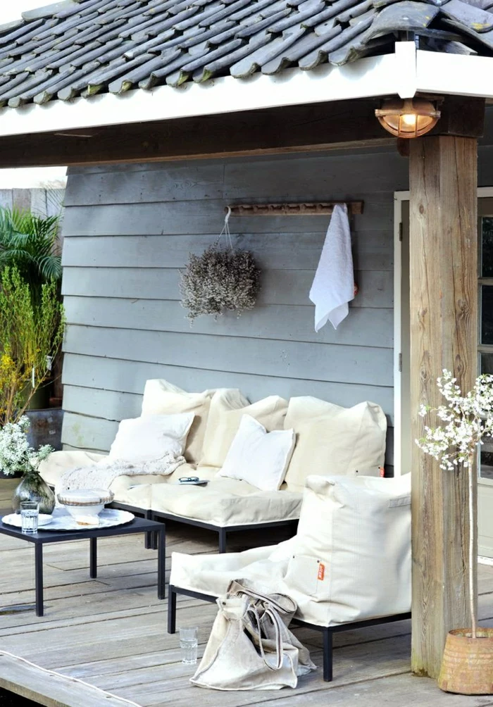 Haus-Garten-scandinavisches-Design-Sofa-beige-Vase-Tasche