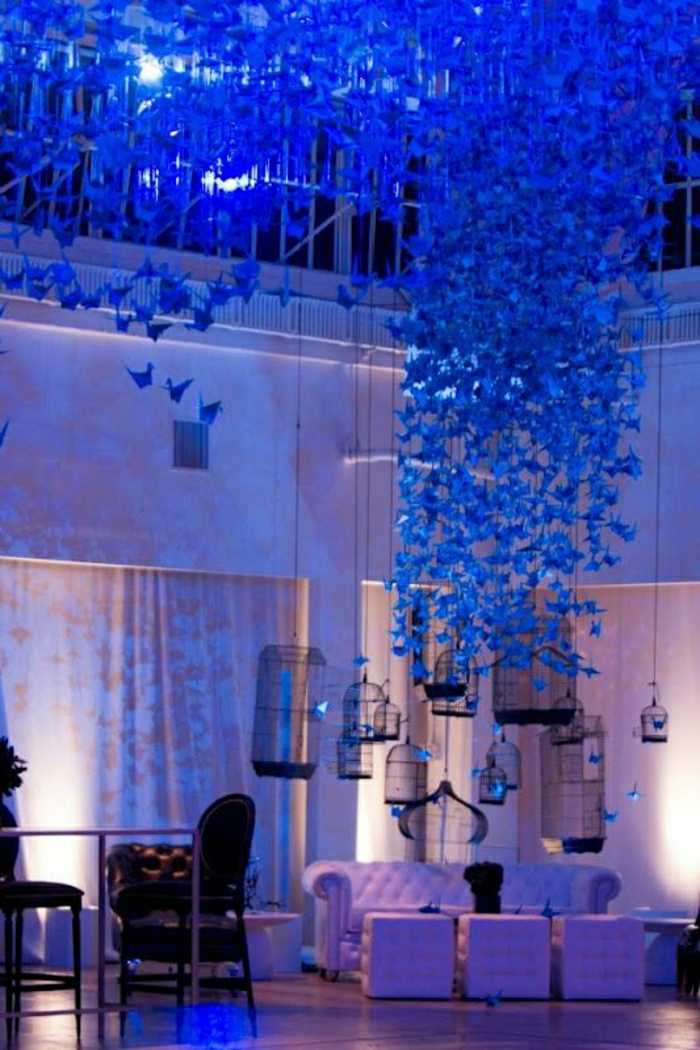 Hochzeit-Deko-blaue-Origami-Kraniche-hängend-Neonlichter