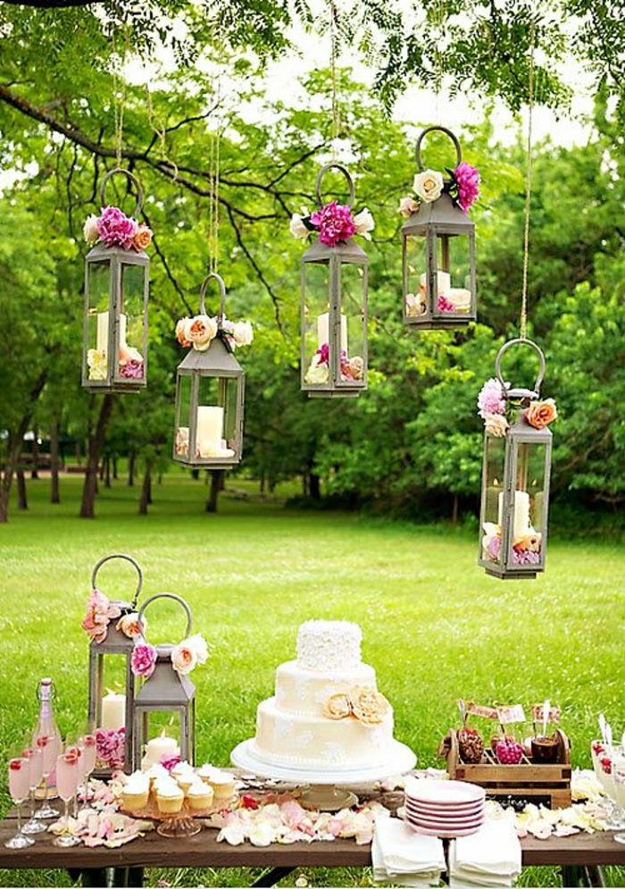 Hochzeit-Dekoration-Garten-Blumen-Laternen-Kerzen-Torte-Wein-Gläser-Cupcakes