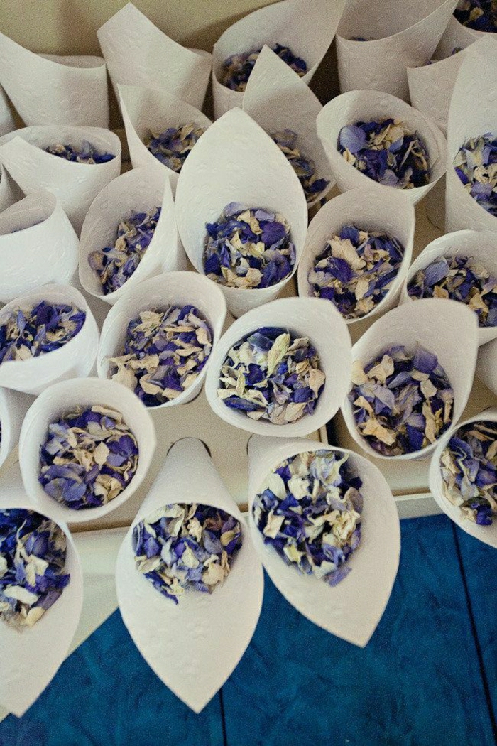 Hochzeit-Papierkornette-Lavendelblätter
