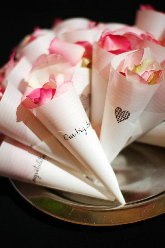 Hochzeit-Papierkornette-Rosenblätter