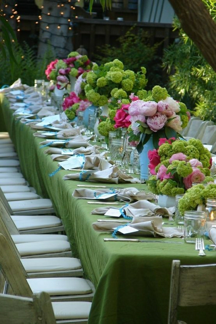 Hochzeit-Tisch-Dekoration-grüne-Tischdecke-Blumen