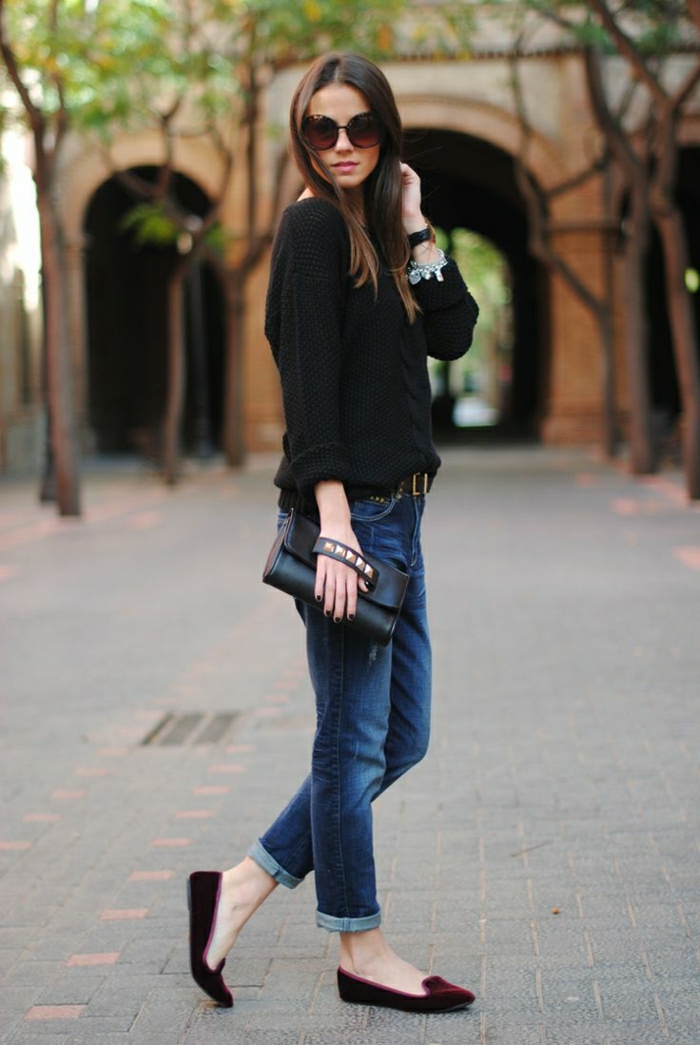 Jeans-Pullover-weinrote-Schuhe-Clutch-Dekoration-Metall