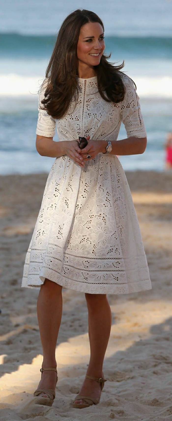 Kate-Middleton-Strand-Spaziergang-weißes-Designer-Sommerkleid